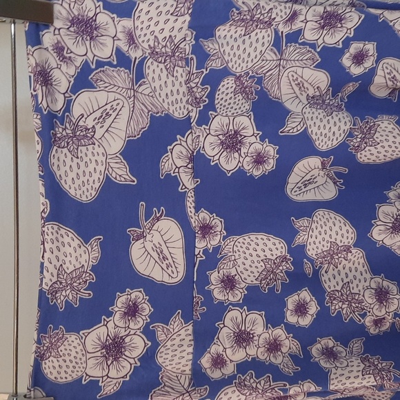 NWT LuLaRoe Azure Strawberry Print Skirt sz Medium - Picture 2 of 4